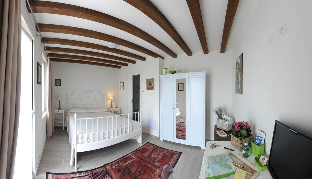 ديسينسانو ديل غاردا Monte Maino Bed & Breakfast الغرفة الصورة